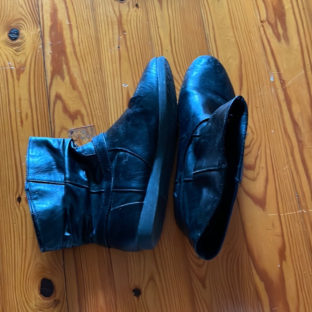SO black boots with a buckle (size: 8)